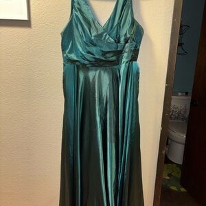 Emerald green dress- size 3xl worn twice no damage at allBought for 200 dollars